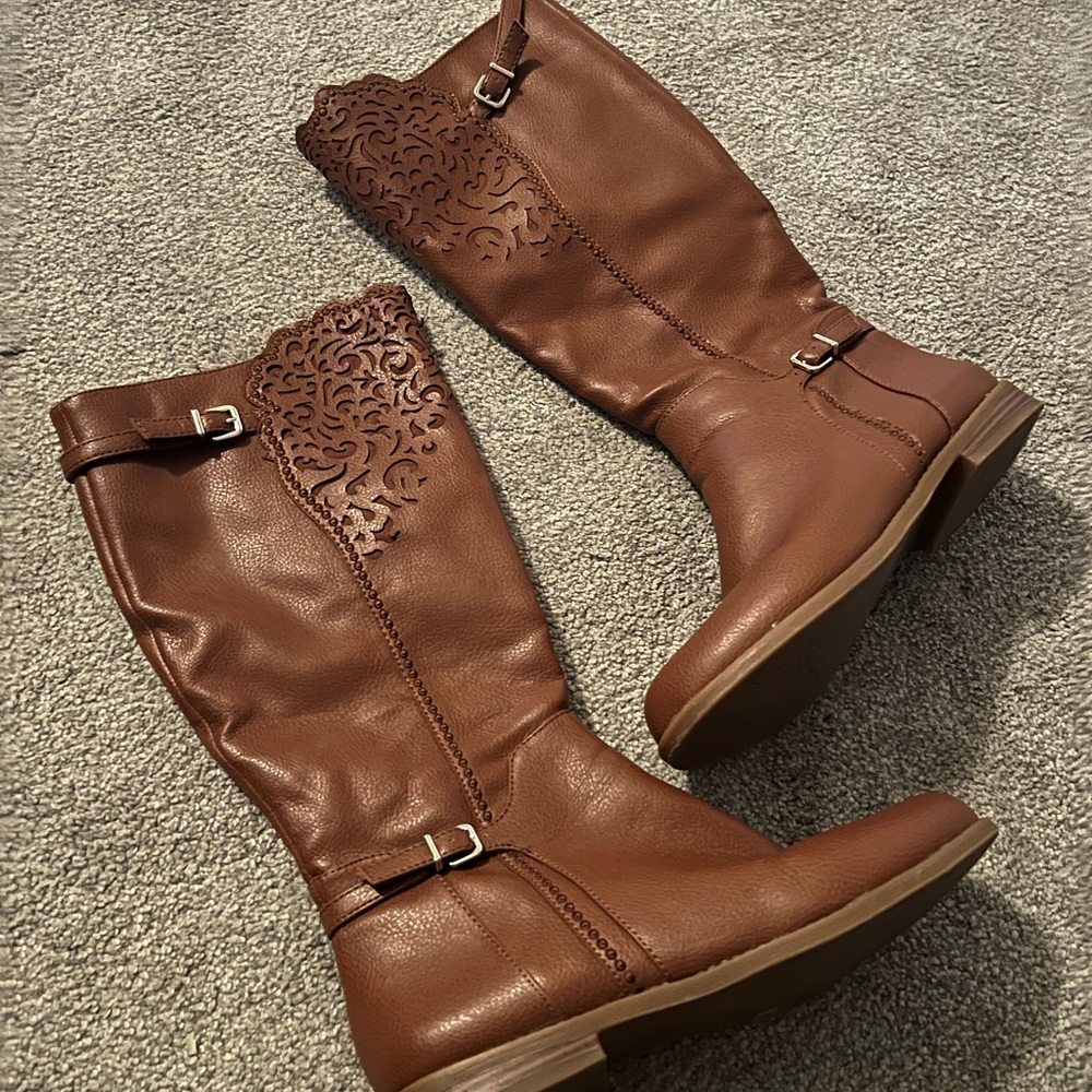 brown girl's boots